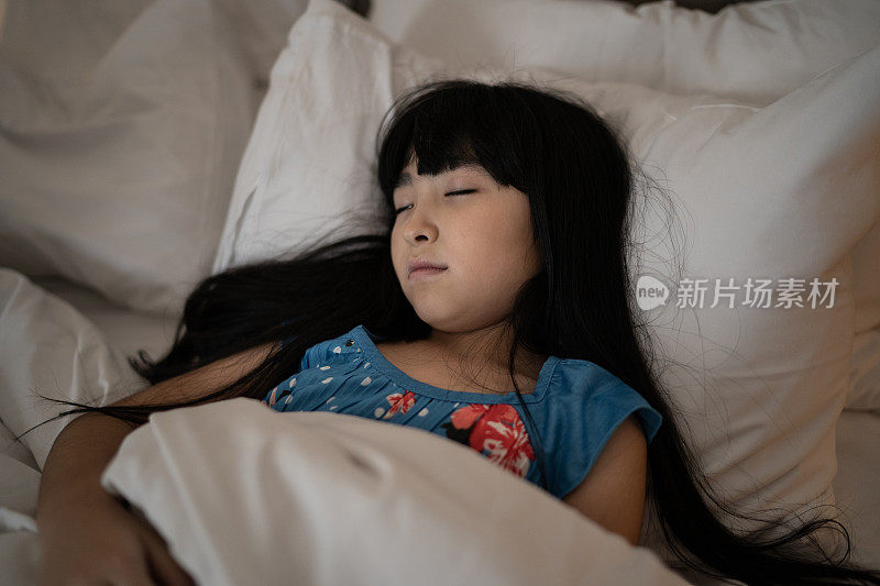 可爱的亚洲女孩睡在家里