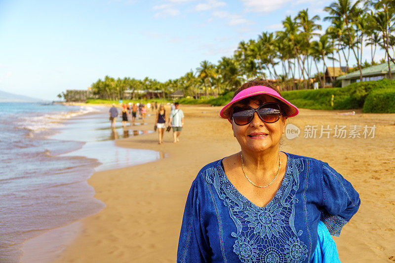 毛伊岛海滩上的西班牙裔老妇人