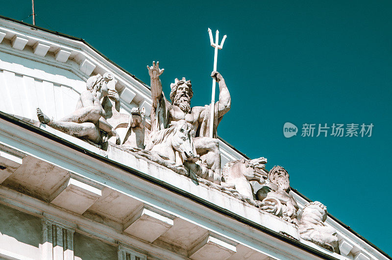 俄罗斯圣彼得堡证券交易所大楼上的希腊神波塞冬和他的三叉戟雕像