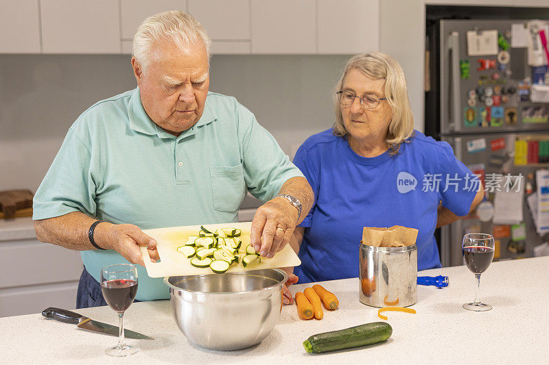 一对老年夫妇在家准备做饭用的蔬菜