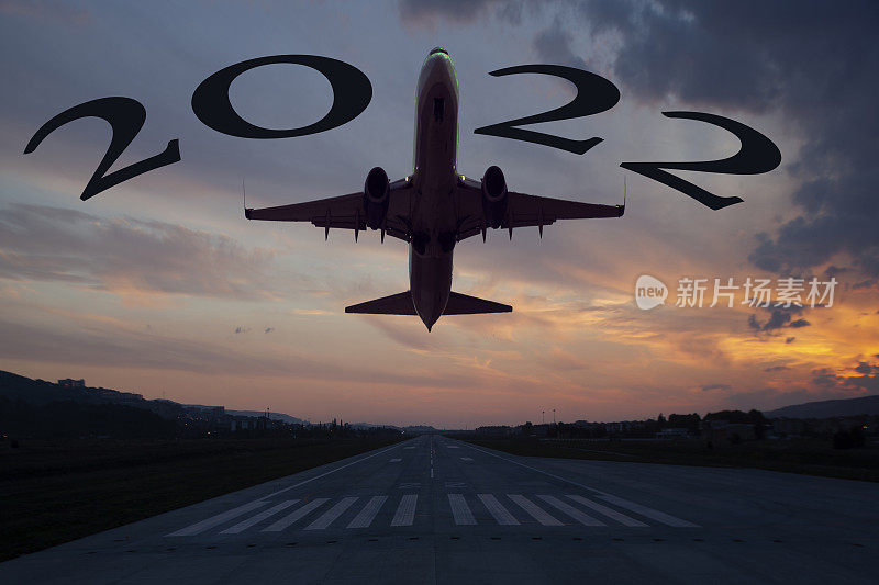 飞机带着2022年新年的概念起飞了