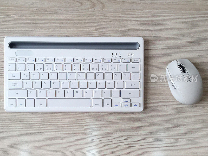 电脑键盘和电脑鼠标在木桌上