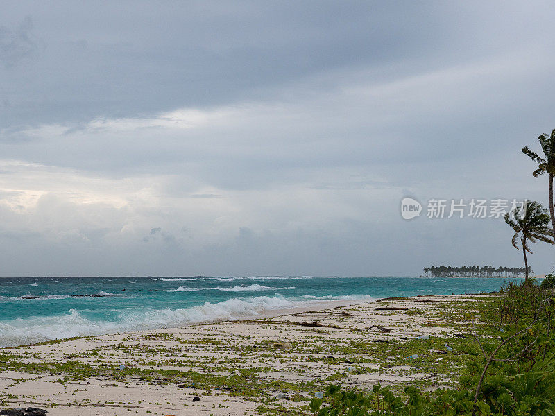 风景越过沙滩，忧郁的天空，越过大海