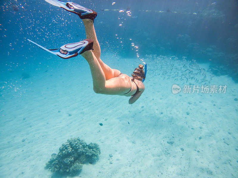 女子潜水在热带海洋，水下拍摄