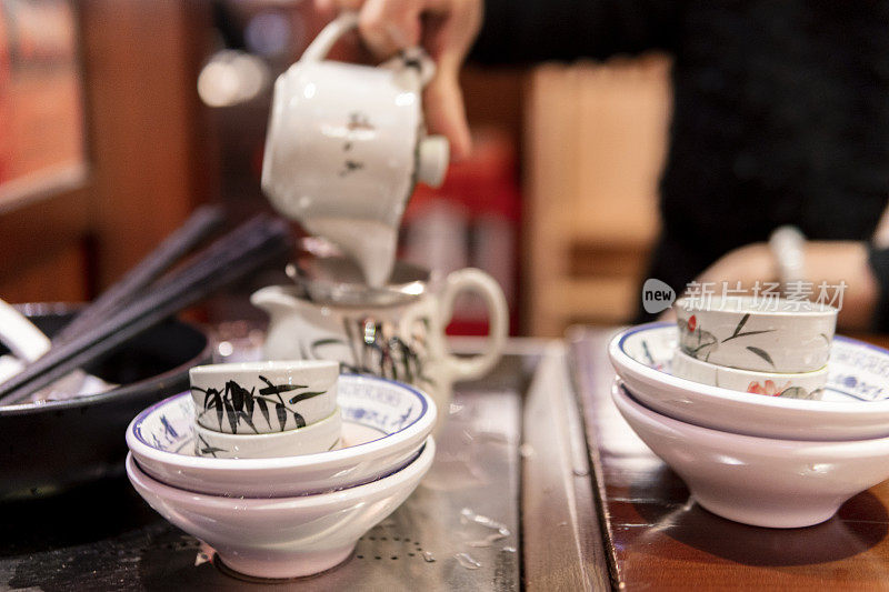 广东一家餐馆餐桌上的茶具