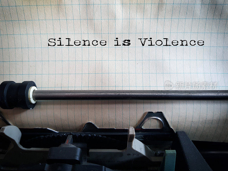 用老式打字机打出的文字“沉默就是暴力”。