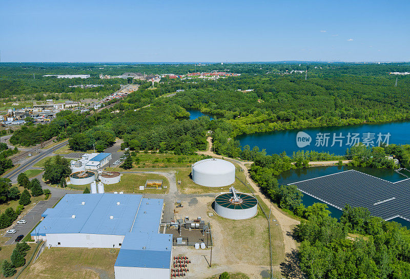 鸟瞰图固体澄清池式污泥再循环水处理厂的浮动太阳能电池板电池平台上美丽的湖