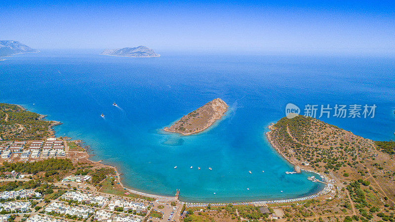 Tisan海岸线和岛屿部分与蓝色地中海无人机从Mersin，土耳其