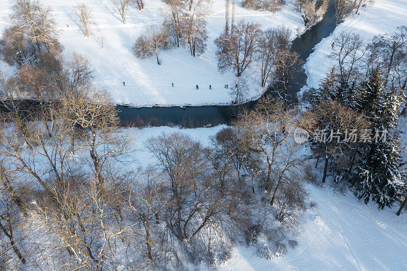 德国魏玛，歌德公园的雪景鸟瞰图