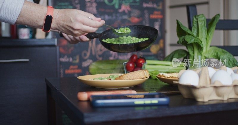 一位女士正在为两个人准备素食早餐。她没有使用任何塑料包装或器皿