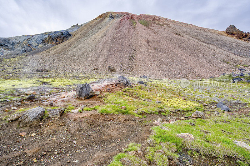 欧洲美丽独特的岛国冰岛的高地上的Landmannalaugar的令人叹为观止的彩色山丘