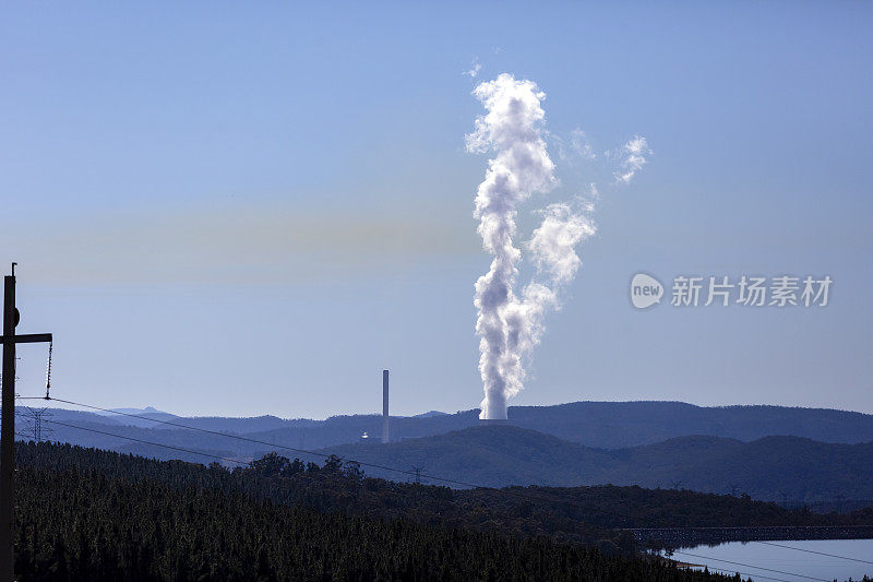 空气污染，发电厂烟囱冒烟，背景有复制空间