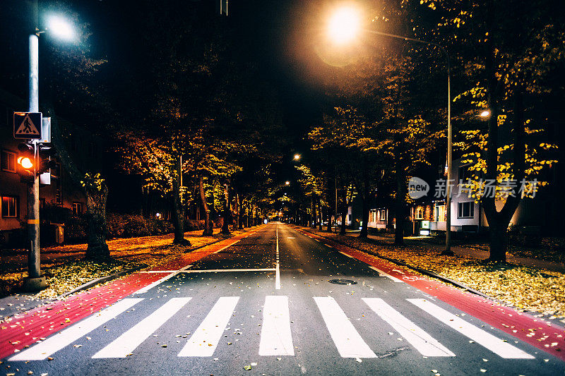 空荡荡的街道——秋夜