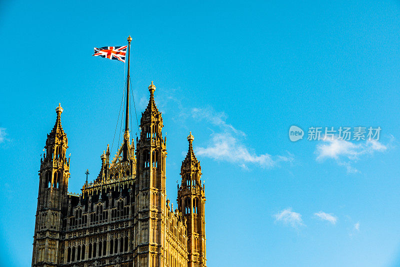 英国国旗飘扬在伦敦议会大厦