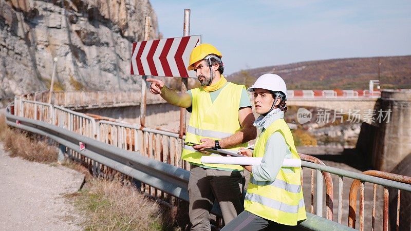 道路建设工程师工作。修建新的公路。