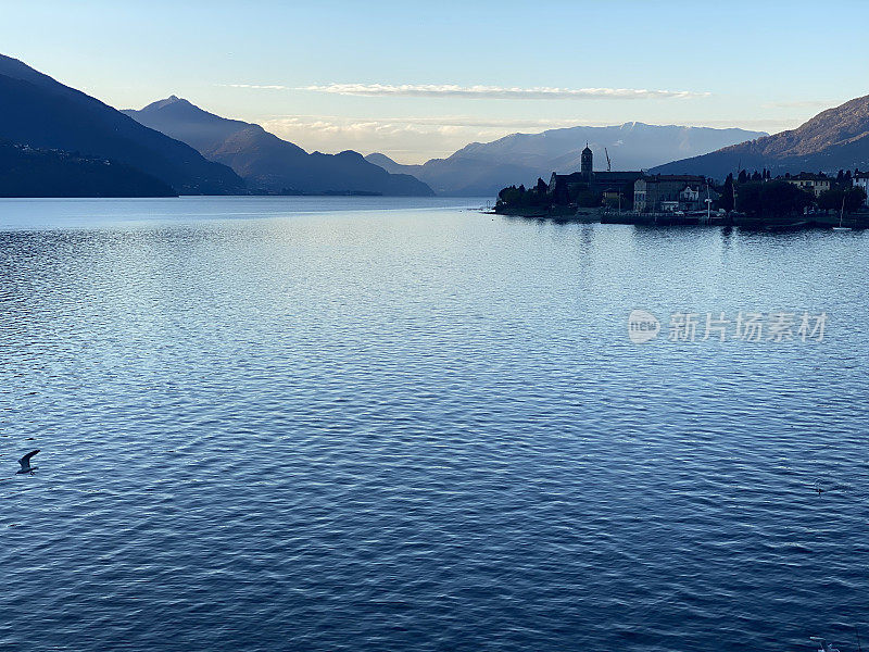 清晨的湖泊