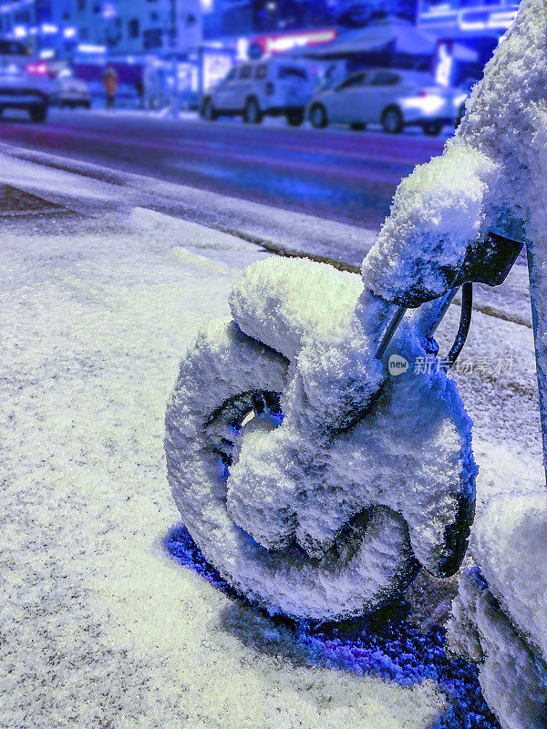 电动滑板车，前轮上有雪