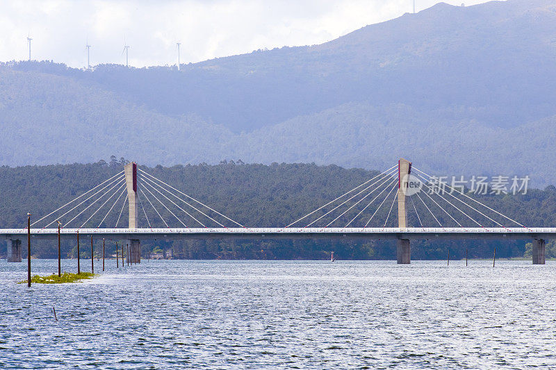 西班牙加利西亚庞特韦德拉省里亚斯拜克斯河上的缆索桥。
