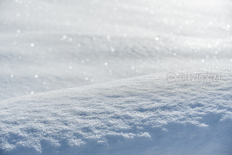 新鲜的白雪与雪晶体