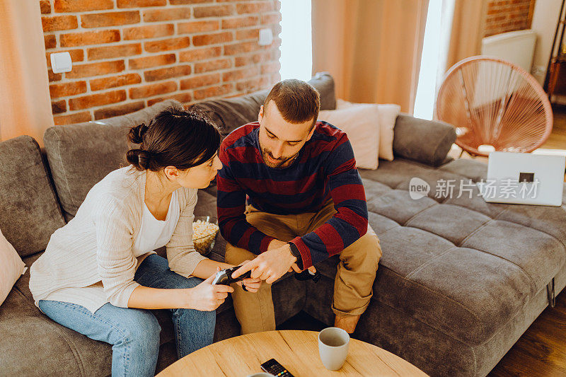 玩电子游戏的年轻夫妇