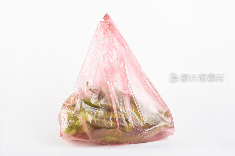 青椒在塑料袋里隔离在白底上