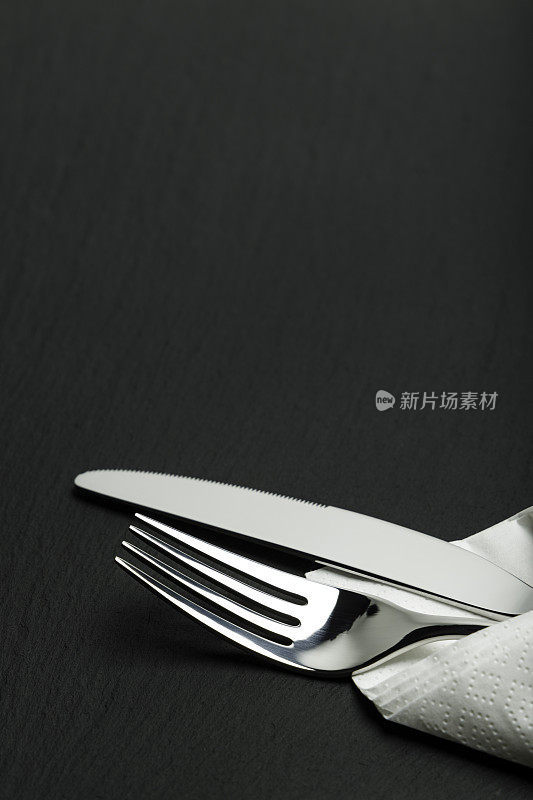 一套银制餐具，配有刀叉