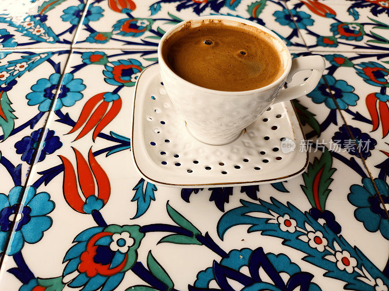 传统的土耳其咖啡铺在萨加里亚土耳其的顶级桌子上