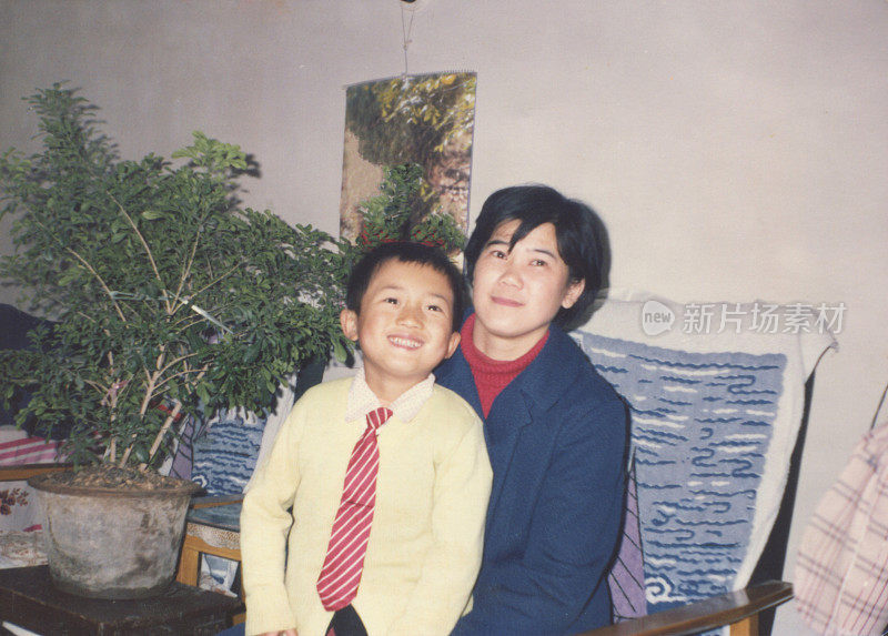 20世纪80年代的中国小男孩和母亲真实生活的老照片