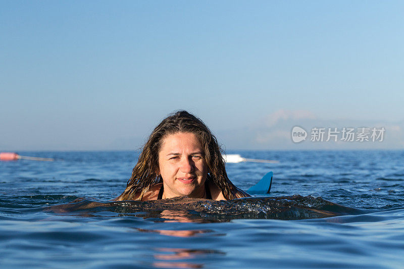 这个女人在地中海游泳。火鸡