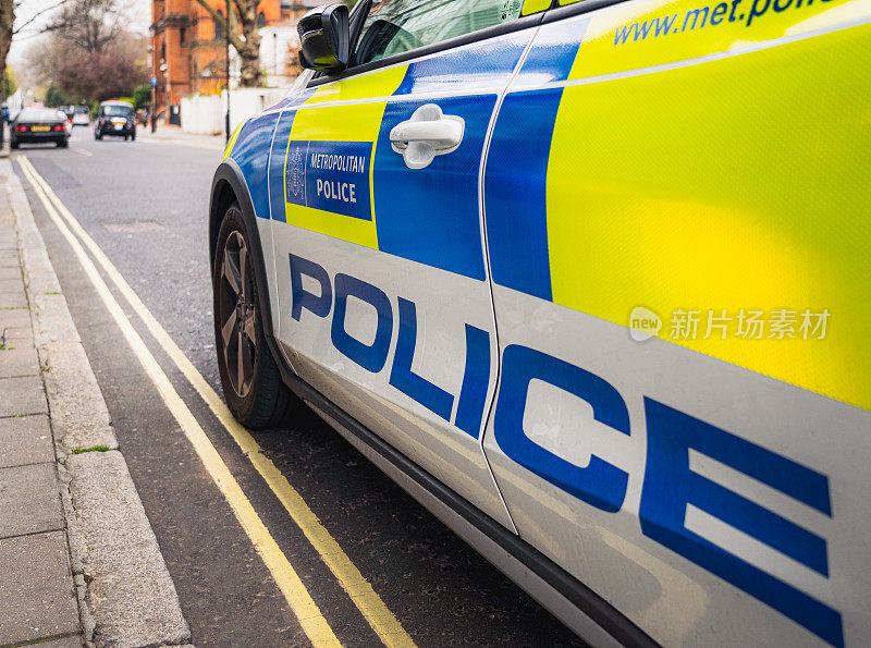 伦敦警察局的警车在街上