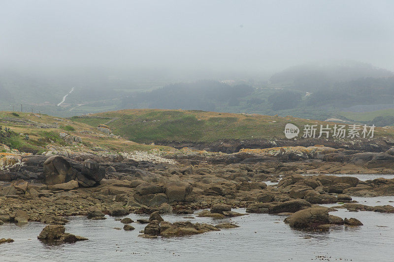 科斯塔达莫特的石头和海浪