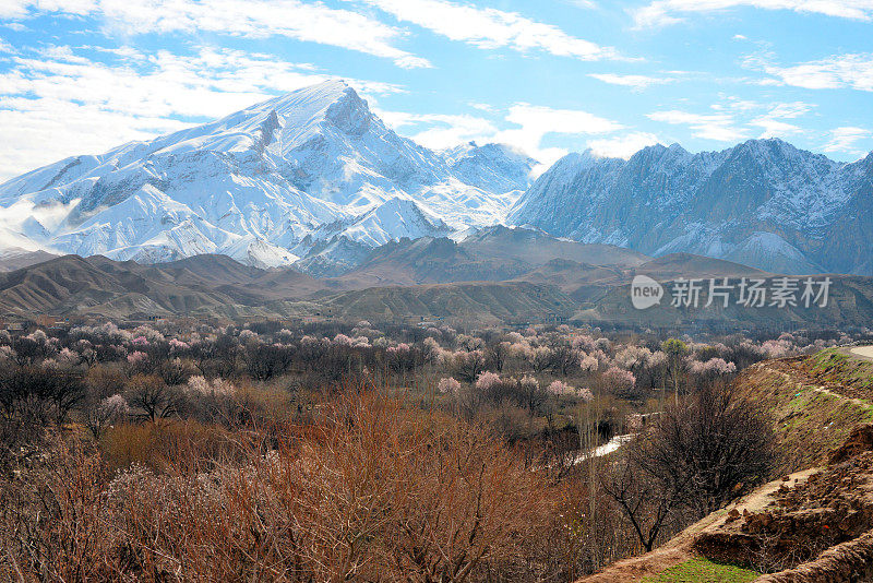 积雪覆盖的山峰，库姆区，巴尔赫省，阿富汗