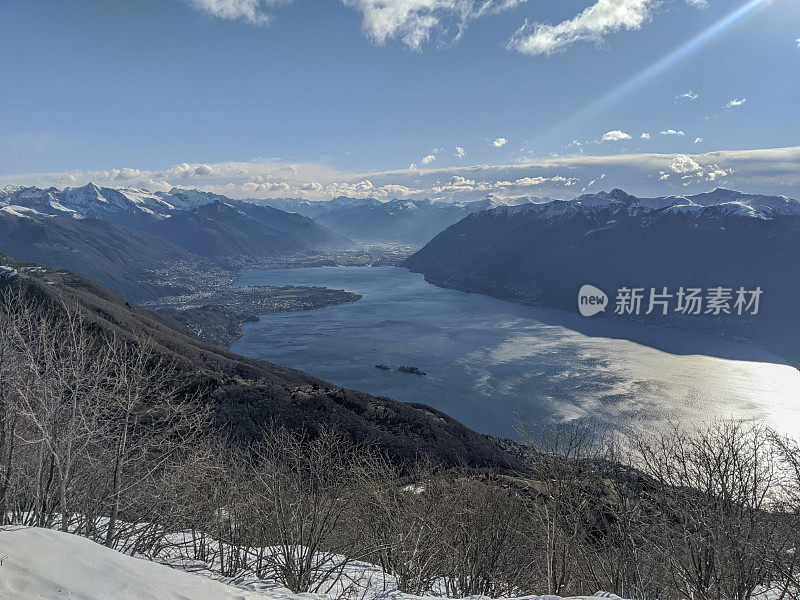 冬天从山顶看湖景