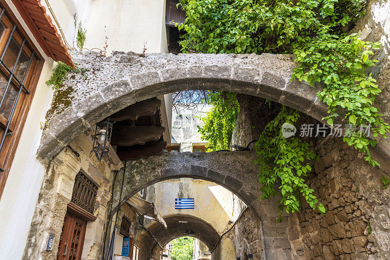希腊罗德岛老城著名的狭窄巷子里的景色