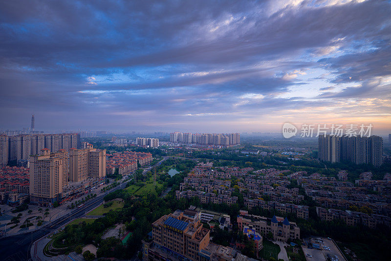 清晨，成都市上空乌云密布