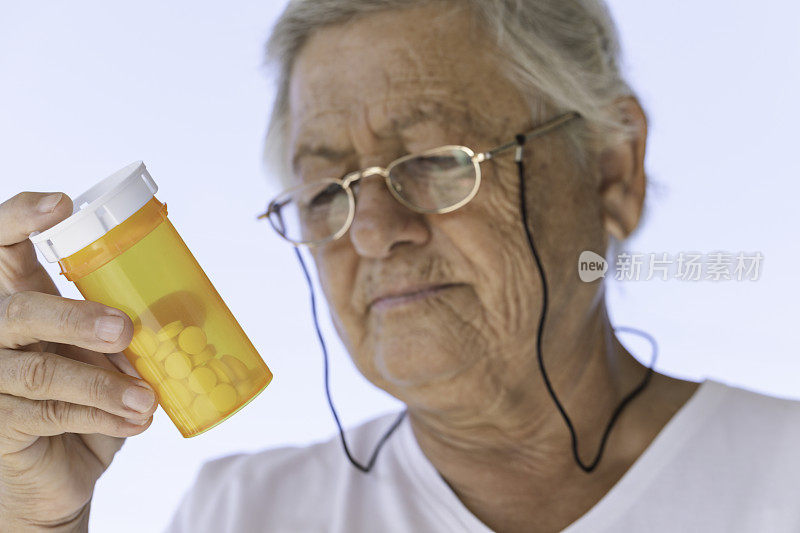 老妇人正在服用处方药