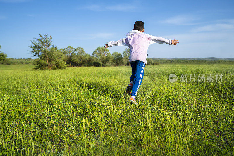 那个男孩跑步