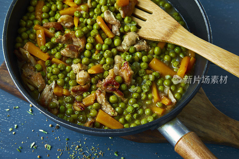 自制豌豆配胡萝卜和鸡肉在锅里