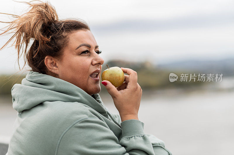 胖女人吃苹果