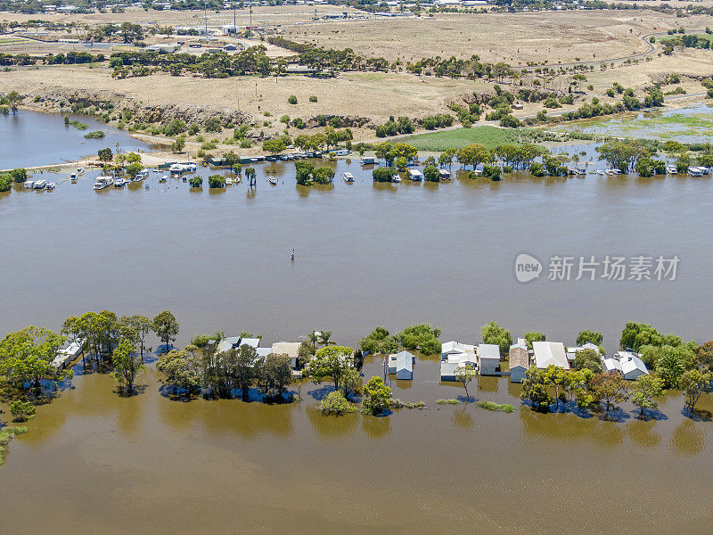鸟瞰被淹没的房屋和度假小屋被浑浊的棕色洪水包围在默里河，默里桥，南澳大利亚