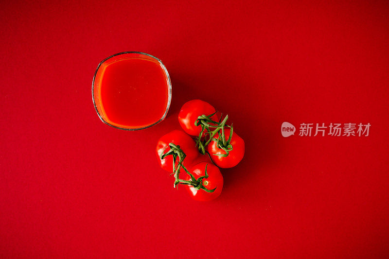 新鲜番茄配一杯番茄汁