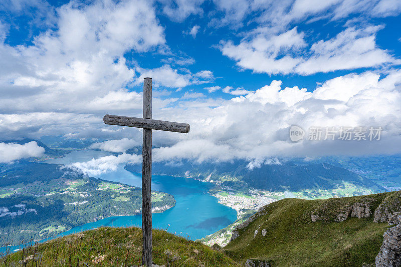 从斯图斯俯瞰美丽的瑞士阿尔卑斯山，俯瞰瑞士卢塞恩湖蓝绿色的湖水