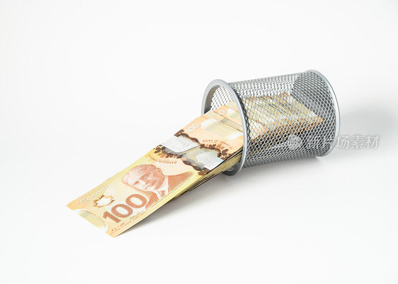 加拿大百元钞票从网眼支架溢出