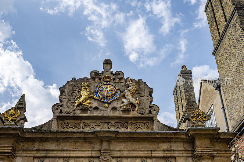 剑桥大学三一学院后门上的盾徽。