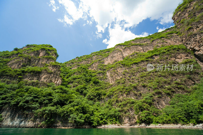 亚洲森林公园的自然景观有山和湖