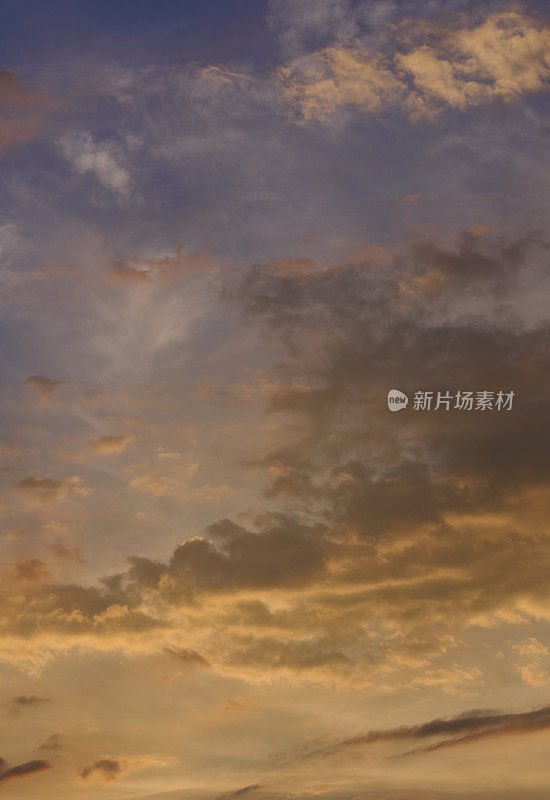 戏剧性的日出天空照片与多种颜色。