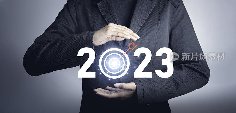 2023年的目标和目标。新的一年开始成功计划和愿景。手持目标箭头2023的暗色调图标。