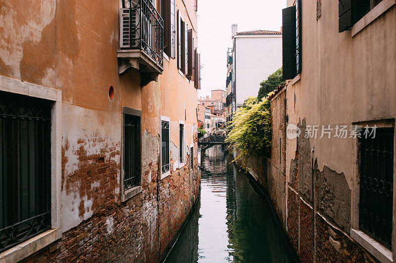 在威尼斯运河，建筑和建筑物的观点。