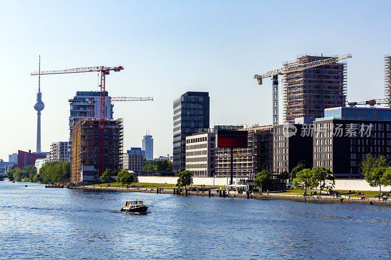 柏林施普雷河上有大型建筑