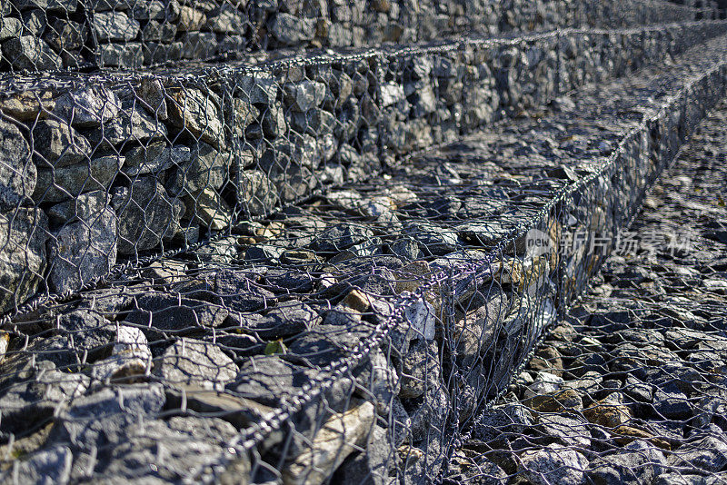 城市装饰用岩石在长廊上形成金属网。